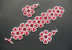 Подробнее о статье 10 техник плетения бисерных украшений, которые должен знать каждый рукодельник